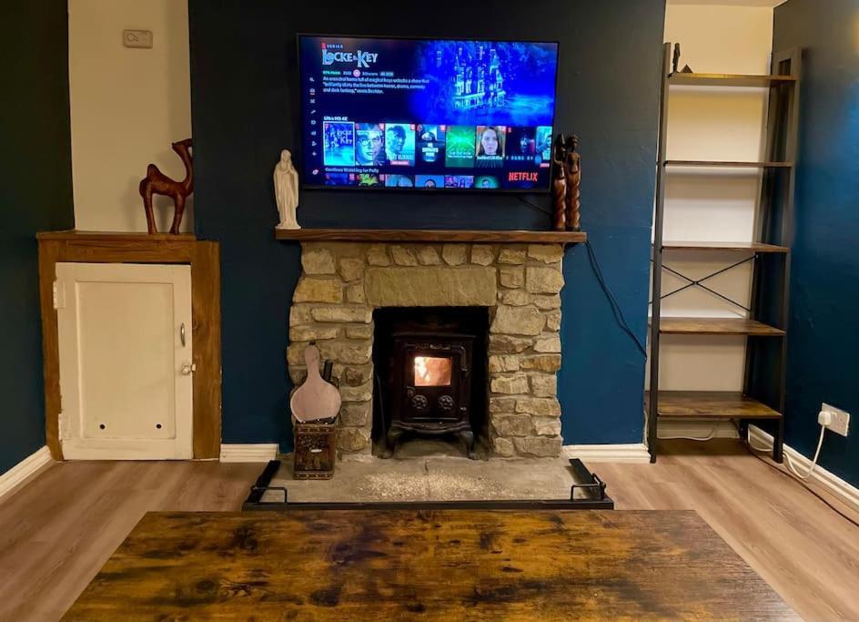 Rustic 18Th Century Stone Cottage With Fireplace And Parking Crowborough Exterior foto